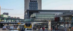 Das Zentrum von Spandau am Rathaus mit Arcaden, Bahnhof und Busknoten.