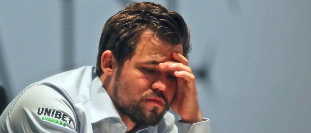 Der amtierende Weltmeister Magnus Carlsen hat keine leichte Zeit gegen seinen Herausforderer Jan Nepomnjaschtschi.