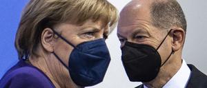 Die scheidende Bundeskanzlerin Angela Merkel (CDU) und ihr Nachfolger Olaf Scholz (SPD).
