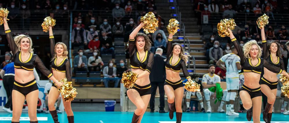 Beim Volleys-Spiel waren erstmals wieder Cheerleaderinnen dabei.