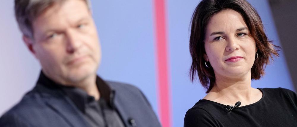 Annalena Baerbock präsentiert mit Robert Habeck das Ergebnis der Grünen-Urabstimmung. 