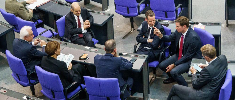 Gruppenbild mit Kanzlerkandidat: Ende Oktober saß ein Teil des neuen Führungsteams im Bundestag schon mal mit Olaf Scholz zusammen. Von links: Wolfgang Kubicki, Bettina Stark-Watzinger, Volker Wissing, Christian Dürr, Florian Toncar und Christian Lindner.