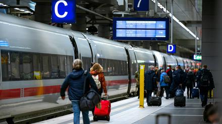 ARCHIV - 24.11.2021, Berlin: Fahrgäste steigen im Berliner Hauptbahnhof in einen ICE der Deutschen Bahn. Für Fahrgäste der Deutschen gibt es vom nächsten Wochenende an neue Angebote, aber auch höhere Preise. (zu dpa "Fahrplanwechsel: Bahn setzt stärker auf ICE-Sprinter") Foto: Monika Skolimowska/dpa-Zentralbild/dpa +++ dpa-Bildfunk +++