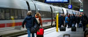 ARCHIV - 24.11.2021, Berlin: Fahrgäste steigen im Berliner Hauptbahnhof in einen ICE der Deutschen Bahn. Für Fahrgäste der Deutschen gibt es vom nächsten Wochenende an neue Angebote, aber auch höhere Preise. (zu dpa "Fahrplanwechsel: Bahn setzt stärker auf ICE-Sprinter") Foto: Monika Skolimowska/dpa-Zentralbild/dpa +++ dpa-Bildfunk +++