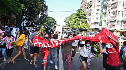 In Yangon versammelten sich Demonstration gegen das Militärregime in Myanmar.