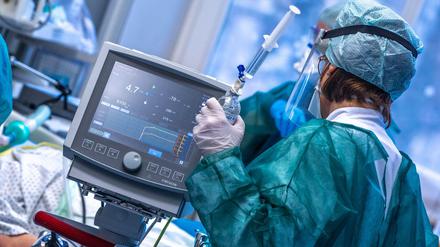 Wegen der vierten Welle der Corona-Pandemie sind die Krankenhäuser derzeit stark ausgelastet mit Covid-19-Patienten.