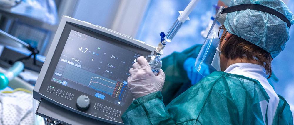 Wegen der vierten Welle der Corona-Pandemie sind die Krankenhäuser derzeit stark ausgelastet mit Covid-19-Patienten.