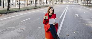 Junge Frau liest ein Buch.