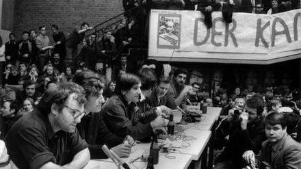 Bremse auf dem Marsch durch die Institutionen: Rudi Dutsche, 3.v. li, hier fast auf den Tag genau vier Jahre vor Inkrafttreten des Radikalenerlasses (17.02.1968, Berlin, durch den Sozialistischen Deutschen Studentenbund (SDS) durchgeführte «Internationale Vietnam-Konferenz»
