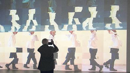 Reflektion über das Gehen. Bruce Naumans Video „Contrapposto Studies, I through VII“ in Venedig. 