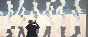 Reflektion über das Gehen. Bruce Naumans Video „Contrapposto Studies, I through VII“ in Venedig.