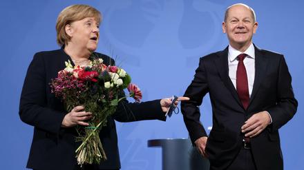 Ex-Bundeskanzlerin Angela Merkel hat das Kanzleramt an ihren Nachfolger Olaf Scholz übergeben.