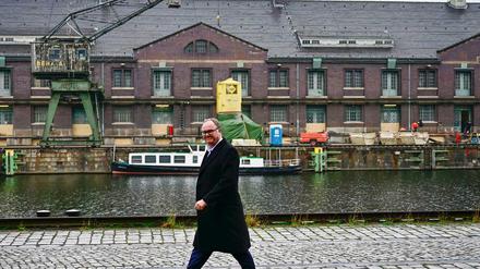 Mit Transparenz. In diesem Jahr wurden in Berlin rund 30 gemeinnützige Stiftungen gegründet. Zu den neuen Stifter gehört auch der FDP- Bundesschatzmeister, Harald Christ - er allerdings ist ein positives Beispiel für Transparenz. Das Foto zeigt Christ während der Ampel-Verhandlungen am Berliner Westhafen.