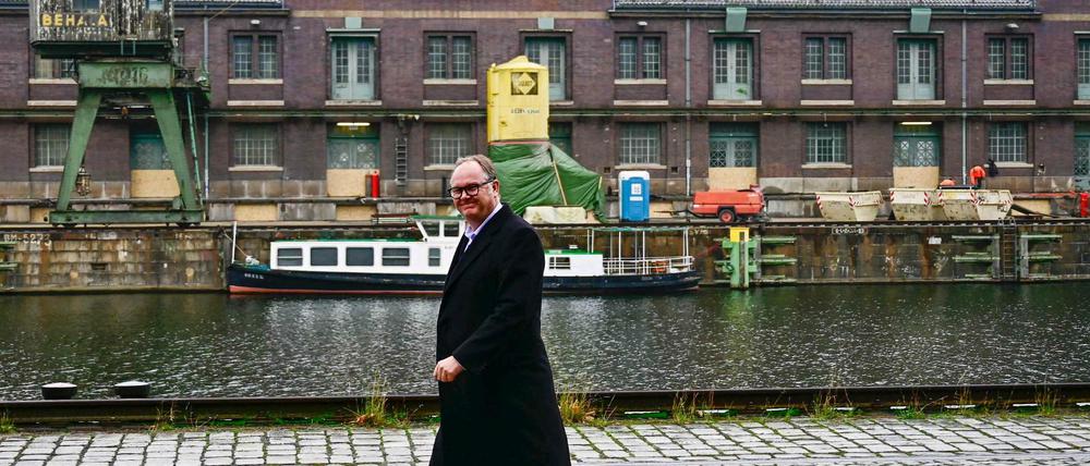 Mit Transparenz. In diesem Jahr wurden in Berlin rund 30 gemeinnützige Stiftungen gegründet. Zu den neuen Stifter gehört auch der FDP- Bundesschatzmeister, Harald Christ - er allerdings ist ein positives Beispiel für Transparenz. Das Foto zeigt Christ während der Ampel-Verhandlungen am Berliner Westhafen.