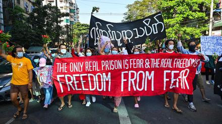 Protest gegen Myanmars Militärjunta in Yangon am 5. Dezember 2021
