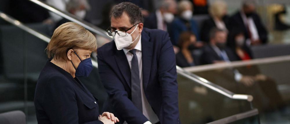 Die scheidende Kanzlerin Angela Merkel mit Wolfgang Schmidt am Mittwoch im Bundestag.