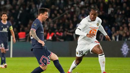Renato Sanches im Duell mit Lionel Messi.