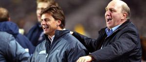 Falko Götz brachte Hertha BSC und Manager Dieter Hoeneß (rechts) im Schlussspurt der Saison 2001/02 das Lachen zurück.