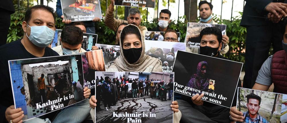 Protest gegen die Regierung. Mehbooba Mufti (Mitte), die Präsidentin der Jammu and Kashmir People Democratic Party (PDP) (C) setzt sich gegen die Aberkennung des des Sonderstatus von Jammu und Kaschmir ein (Dezember 2021).