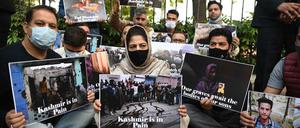 Protest gegen die Regierung. Mehbooba Mufti (Mitte), die Präsidentin der Jammu and Kashmir People Democratic Party (PDP) (C) setzt sich gegen die Aberkennung des des Sonderstatus von Jammu und Kaschmir ein (Dezember 2021).