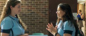 Ellie (Sophia Hawkshaw, links) und Abbie (Zoe Terakes) gehen auf dieselbe Schule.