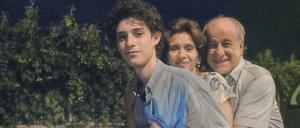 Schrecklich schräge Familie. Fabietto (Filippo Scott) und seine Eltern (Toni Servillo, Teresa Saponangelo) sind mit Abstand die Normalsten im Schisa-Clan.