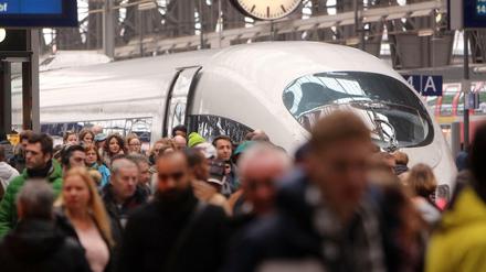 Kundendienst ist ein Fremdwort bei der Deutschen Bahn. Zu wenige Waggons, die Reihenfolge der Wagen stimmt nicht, Infos fehlen und Züge fallen regelmäßig aus - und die Fahrpreis-Rückerstattung die Entschädigung kommt auch nicht. 