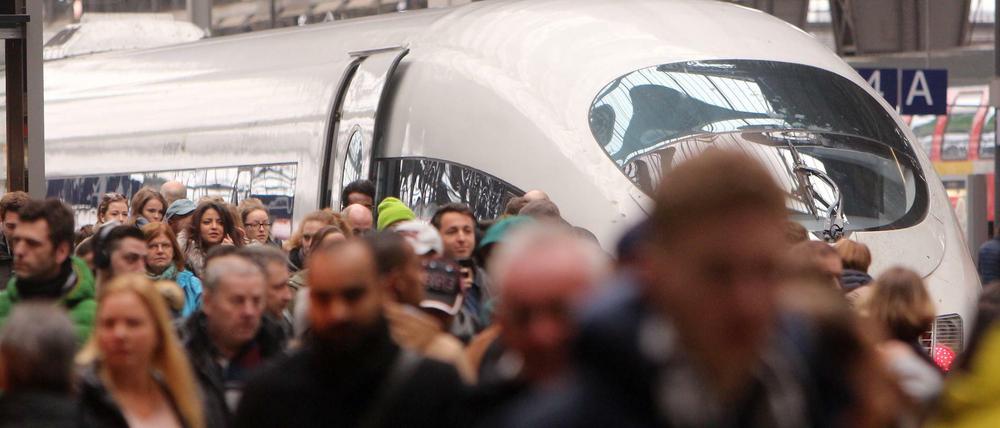 Kundendienst ist ein Fremdwort bei der Deutschen Bahn. Zu wenige Waggons, die Reihenfolge der Wagen stimmt nicht, Infos fehlen und Züge fallen regelmäßig aus - und die Fahrpreis-Rückerstattung die Entschädigung kommt auch nicht. 