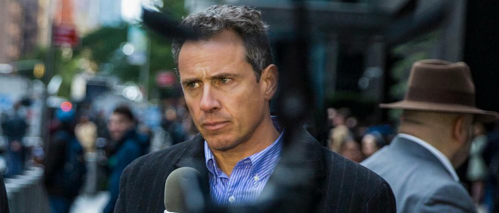 CNN-Korrespondent Chris Cuomo 2018 während einer On-Air-Reportage vor dem Time Warner Building, wo Mitarbeiter der New Yorker Polizei einen Sprengsatz entfernten.