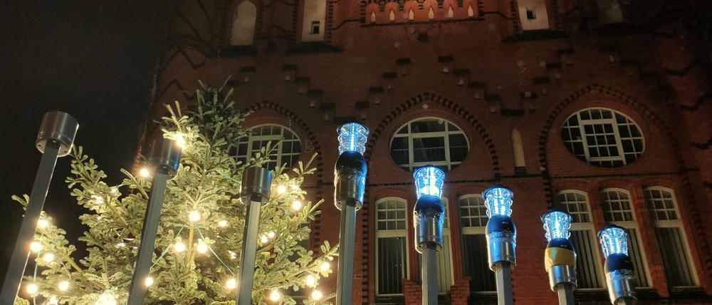 Der Chanukka-Leuchter vor dem Rathaus Lichtenberg.