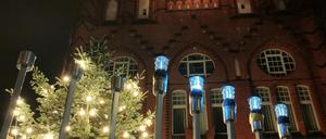Der Chanukka-Leuchter vor dem Rathaus Lichtenberg. 