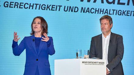 Die Grünen-Chefs bei der Vorstellung des Koalitionsvertrags.