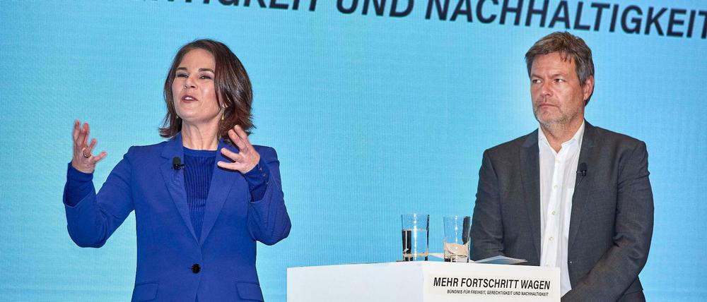 Die Grünen-Chefs bei der Vorstellung des Koalitionsvertrags.