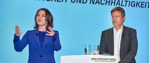 Die Grünen-Chefs bei der Vorstellung des Koalitionsvertrags.