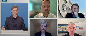 Auf einem Bildschirm sind fünf Personen in einer Videokonferenz zu sehen.