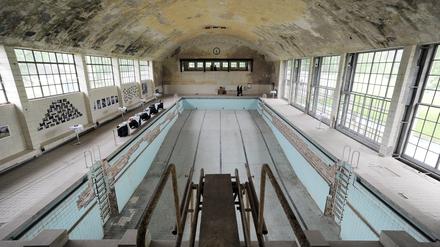Damals eine Sensation. Heut verfällt die Schwimmhalle im Olympischen Dorf von 1936 im havelländischen Elstal in Brandenburg kurz hinter der Berliner Stadtgrenze. Es wird hier aber auch gebaut, neue Wohnungen sollen entstehen.