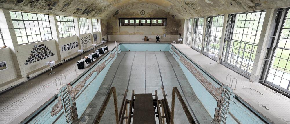 Damals eine Sensation. Heut verfällt die Schwimmhalle im Olympischen Dorf von 1936 im havelländischen Elstal in Brandenburg kurz hinter der Berliner Stadtgrenze. Es wird hier aber auch gebaut, neue Wohnungen sollen entstehen.
