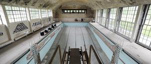 Damals eine Sensation. Heut verfällt die Schwimmhalle im Olympischen Dorf von 1936 im havelländischen Elstal in Brandenburg kurz hinter der Berliner Stadtgrenze. Es wird hier aber auch gebaut, neue Wohnungen sollen entstehen.