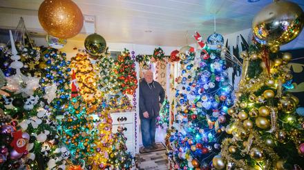 Thomas Jeromin hat mit 444 Weihnachtsbäumen in seinem Haus einen neuen Weltrekord aufgestellt.