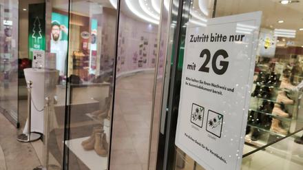 Zurzeit gilt im Einzelhandel, wie hier an der Schönhauser Allee: Impfpass bereit halten.