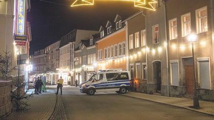 Sicherheitskräfte im Erzgebirge. Ende November wollten die Freien Sachsen auch in Zwönitz „spazieren gehen“. 