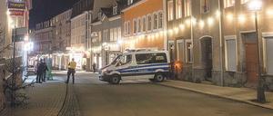 Sicherheitskräfte im Erzgebirge. Ende November wollten die Freien Sachsen auch in Zwönitz „spazieren gehen“. 