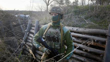 Ein ukrainischer Soldat in der Kampfstellungen an der Trennlinie zum pro-russischen Separatistengebiet.