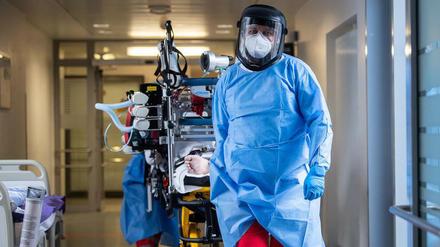 Krankentransport in einem Krankenhaus.
