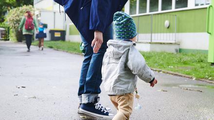 Eigentlich sollen Kitakinder zwei mal wöchentlich auf Covid getestet werden. Doch es fehlt offenbar an Tests. 