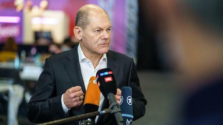 Der designierte Bundeskanzler Olaf Scholz (SPD) spricht am Rande des Bundeskongresses der Jusos mit Medienvertretern. (Archivbild, 27.11.2021) 