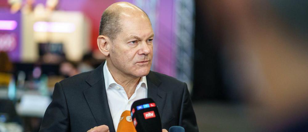 Der designierte Bundeskanzler Olaf Scholz (SPD) spricht am Rande des Bundeskongresses der Jusos mit Medienvertretern. (Archivbild, 27.11.2021)