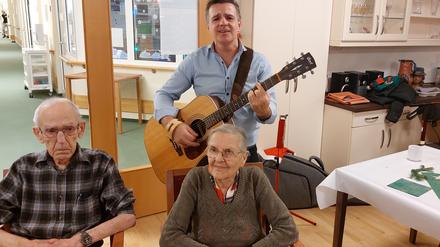 Der Unterhaltungskünstler Danilo im Seniorenzentrum St. Konradin in Oberschöneweide.