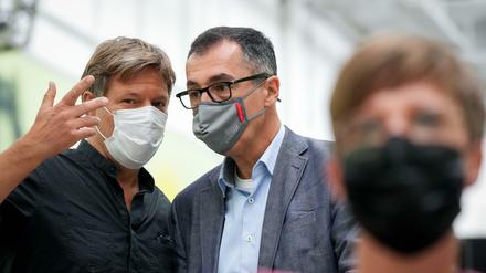 Robert Habeck, designierter Vize-Kanzler, (l) und Cem Özdemir, designierter Agrarminister, unterhalten sich bei einem Parteitag. 