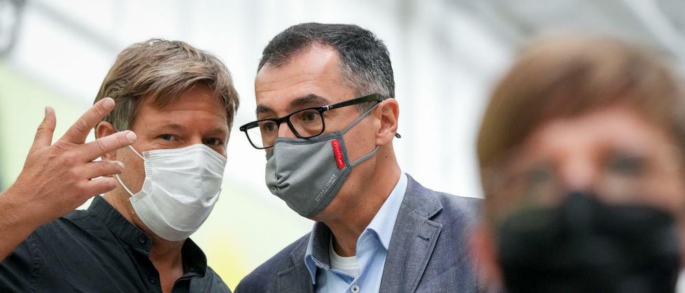 Robert Habeck, designierter Vize-Kanzler, (l) und Cem Özdemir, designierter Agrarminister, unterhalten sich bei einem Parteitag.